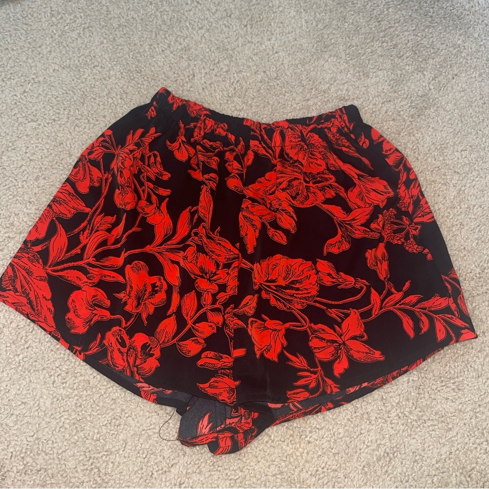 Red & Black Flowy Floral Shorts S